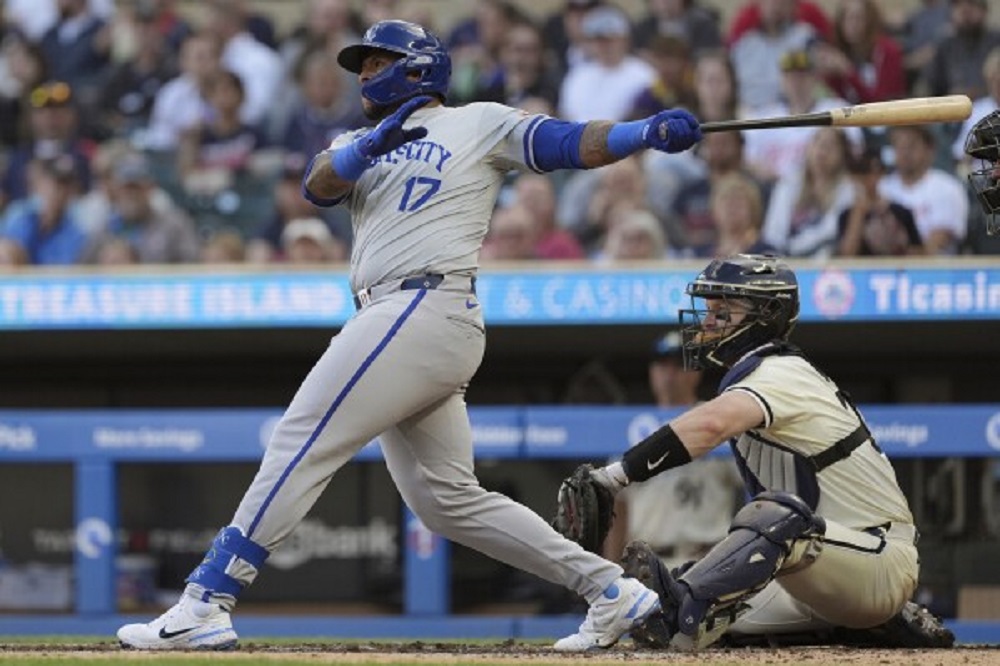 Well-Rounded Royals Down Twins